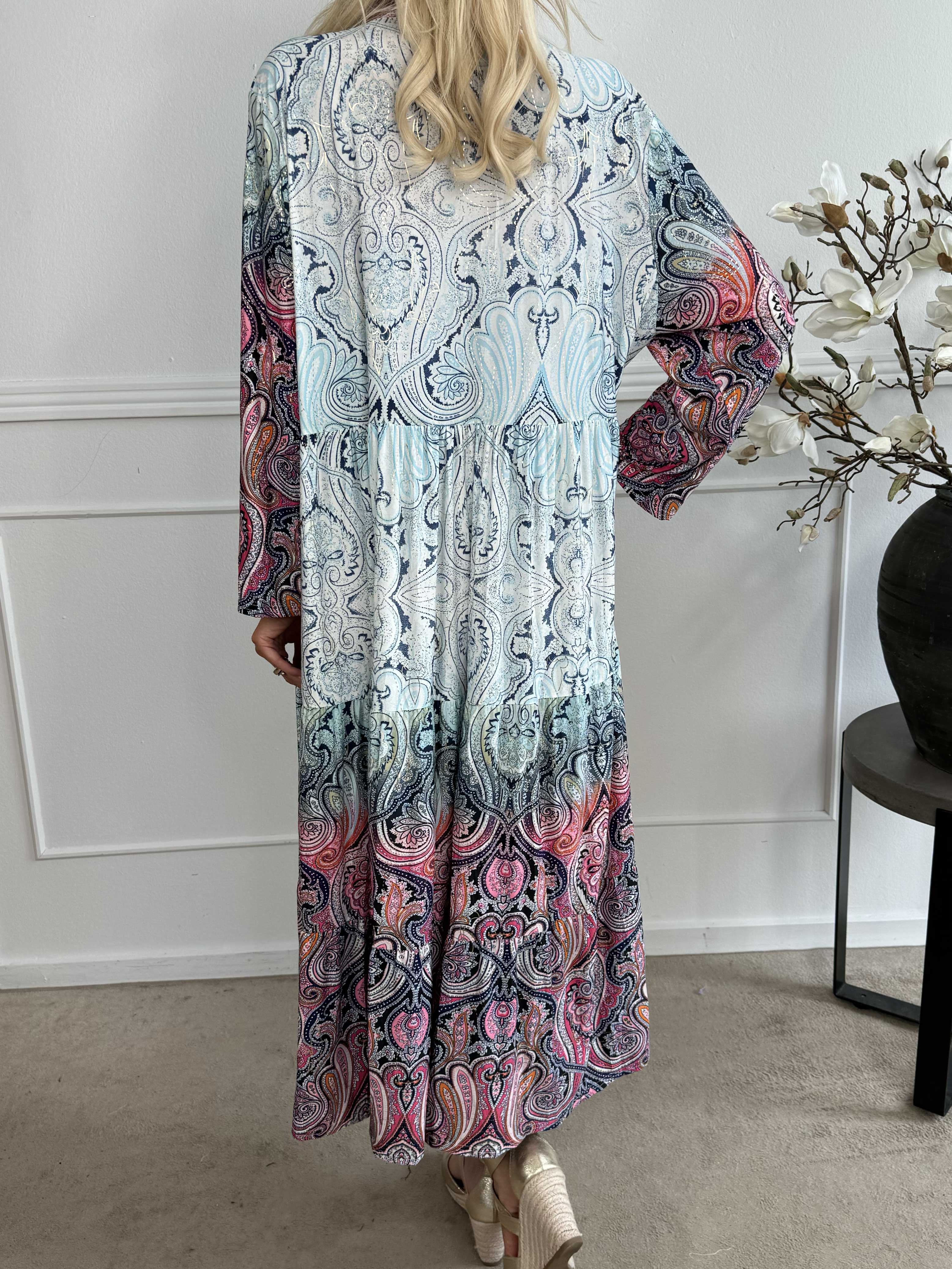 Milano Tamaria - Långklänning med fint tryck i lager-på-lager-look